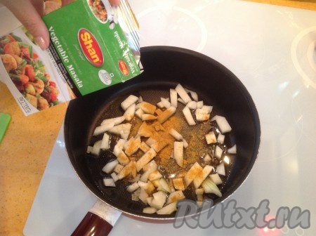 К луку с чесноком добавляем специи.