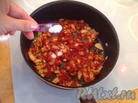 Солим и хорошо перемешиваем.