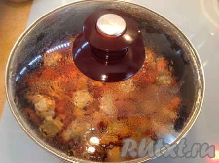 Моем, чистим и режем морковь, добавляем её к цветной капусте, перемешиваем, накрываем крышкой и тушим 5-7 минут на небольшом огне, иногда перемешивая.