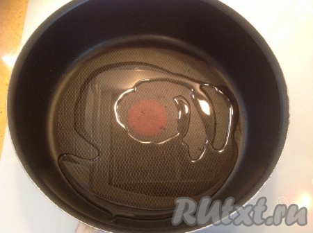 Ставим сковородку на огонь и добавляем растительное масло.