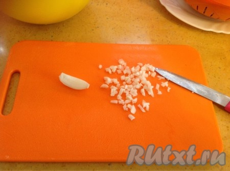 Нарезаем чеснок и отправляем к луку.