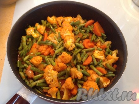 Хорошо перемешиваем и тушим под крышкой ещё 10 минут.