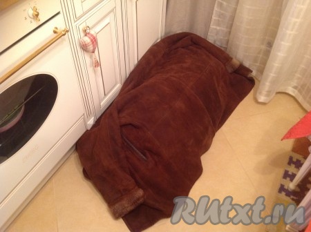 Закатанные банки с огурчиками переворачиваем, проверяем на протекание и ставим на крышки. После этого укутываем чем-нибудь тёплым на сутки. Это и будет медленной стерилизацией.