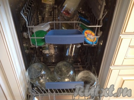 Банки для консервирования огурцов вымоем вручную или в посудомойке.
