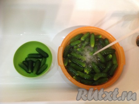 По истечении времени тщательно моем огурцы.
