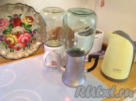 Стерилизуем пустые банки любым удобным способом, я это делаю маминым способом: на небольшом кофейнике и чайнике с медленно кипящей водой стерилизую каждую банку по 5 минут. Можно стерилизовать в духовке или микроволновке.