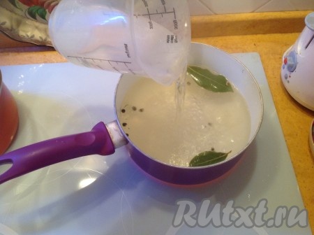 Когда соль и сахар растворятся, вливаем уксус и снимаем маринад с огня.
