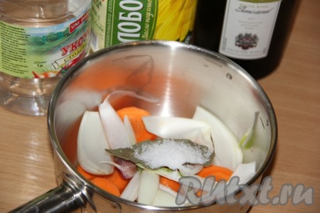 Лук очистить и крупно нарезать. Лук вместе с солью и лавровым листочком тоже выложить в сотейник.

