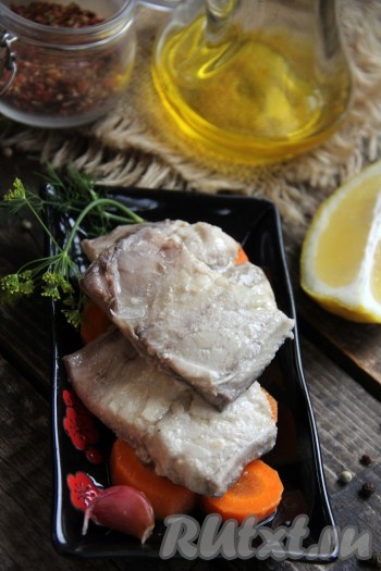 Снять сотейник с огня и оставить рыбу до полного остывания, а затем поставить на 4-5 часов в холодильник. Скумбрия, приготовленная&nbsp;в горячем маринаде, получается аппетитной, в меру острой. Подать рыбку можно вместе с морковью и луком, с которыми она мариновалась. И овощи, и маринованная скумбрия получаются такими вкусными, что вы, несомненно, ещё не раз вернётесь к этому рецепту!
