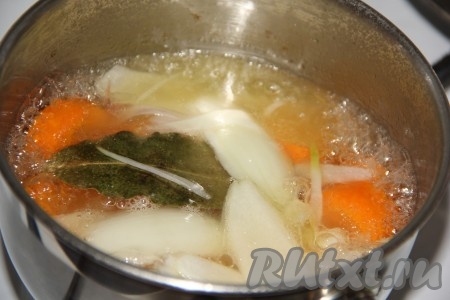 Поставить сотейник на огонь и довести маринад до кипения, затем уменьшить огонь и проварить в течение 5 минут.&nbsp;
