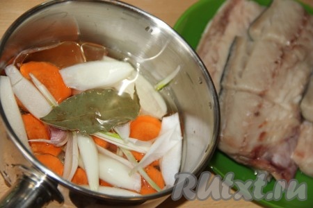 Добавить масло, уксус и вино.