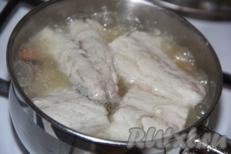 Затем добавить в кипящий маринад кусочки скумбрии, довести до кипения, а затем варить на небольшом огне 5 минут.
