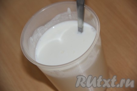 Сметану соединить с водой и перемешать сметанную смесь.&nbsp;
