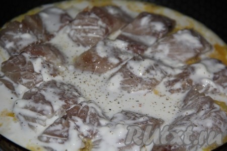 Влить сметанную смесь в сковороду с рыбой, луком и морковью, добавить соль и специи по вкусу. Накрыть сковороду крышкой, довести сметанный соус до кипения, убавить огонь до минимума. Тушить скумбрию в сметане с овощами в течение 20 минут.
