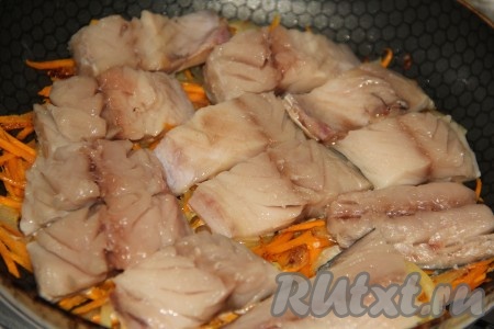 Скумбрию предварительно промыть под водой, удалить хвост, голову, внутренности и чёрную плёночку из брюшка, ещё раз хорошо промыть, а затем разделать на филе, удалив основную кость и более мелкие косточки. Нарезать филе скумбрии на кусочки и выложить на сковороду к обжаренным овощам.