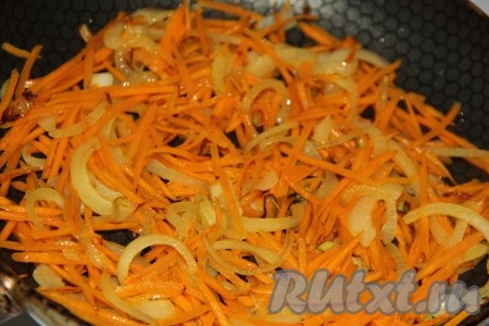 Овощи обжарить в течение 3-5 минут, не забывая иногда перемешивать.
