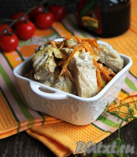 Нежную, сочную скумбрию, тушёную в сметане на сковороде, подаём в горячем виде с гарниром по вкусу.
