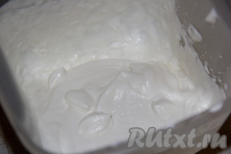 Сливки хорошо охладить перед взбиванием. Взбить сливки с помощью миксера.
