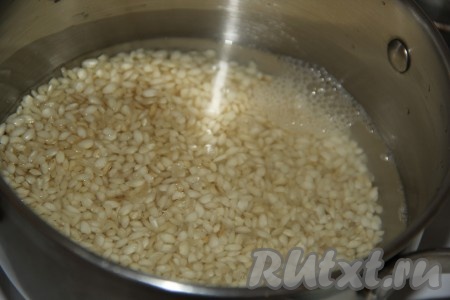 Рис хорошо промыть, залить холодной водой, поставить на огонь, довести до кипения, затем уменьшить огонь.
