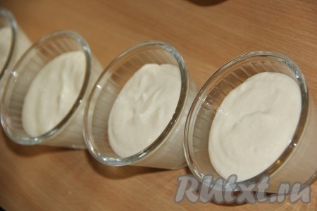 Разложить рисовую массу по креманкам и поставить мусс в холодильник на пару часов.
