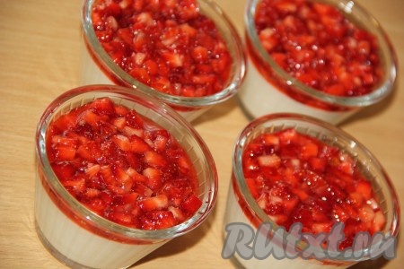 Выложить ягодный соус поверх охлаждённого рисового мусса и подать к столу.
