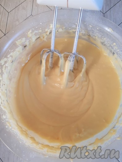 Перемешать до однородности. Тесто готово. Тесто получается жидковатым, как нежирная сметана.