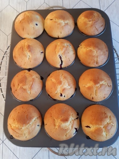 Формочки с кексами поместить в духовку, нагретую до 180 градусов, и выпекать минут 20 (готовность проверить деревянной палочкой).
