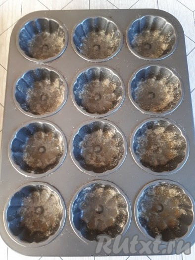 Формочки для выпечки кексов смазать маслом и припорошить мукой.
