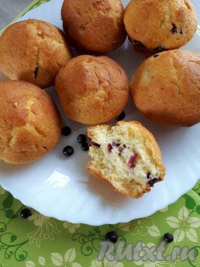 Испеченные кексы остудить и вынуть из формочек.&nbsp;Вкусные, воздушные кексы с черной смородиной на простокваше готовы.