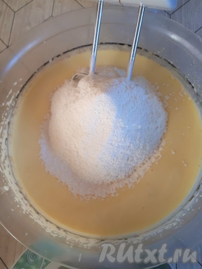 Добавить муку, смешанную с разрыхлителем.