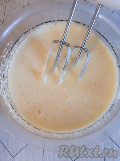 Добавить растительное масло и простоквашу, продолжая взбивание.