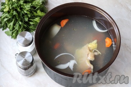 Содержимое чаши залить чистой фильтрованной водой. Лучше всего жидкость использовать горячую, чтобы техника не тратила время на её подогрев.
