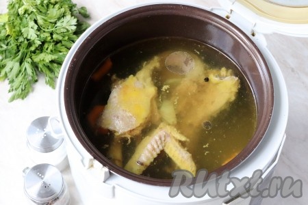 Закрыть крышку мультиварки и выбрать режим "Тушение". Готовить 1-2 часа в зависимости от жесткости мяса. Я использовала домашнюю курицу, поэтому время выставляла по максимуму (2 часа). Если будете варить бульон из покупной курицы, то на его приготовление уйдет 1-1,5 часа.
