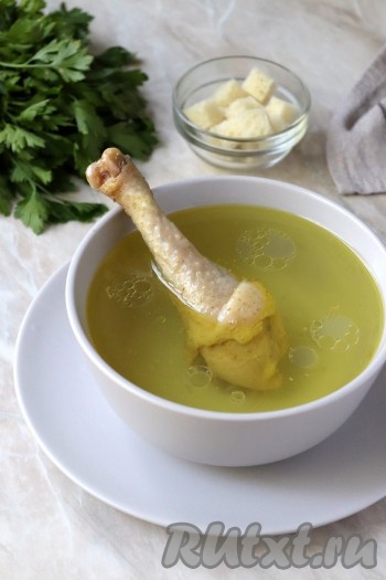 Вот и всё, наваристый, прозрачный бульон готов. Осталось только процедить его через двойной слой марли и использовать по назначению. Куриный бульон, приготовленный в мультиварке, можно сразу подавать на стол или же сварить на его основе вкусное первое блюдо.
