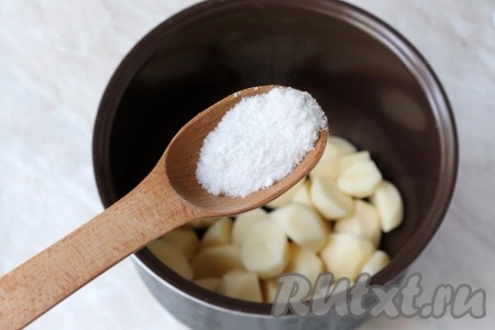 К картошке добавить соль по вкусу.&nbsp;
