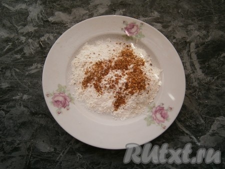 Муку насыпать в плоскую тарелку, добавить немного соли и щедрую щепотку специй для курицы, перемешать мучную смесь.