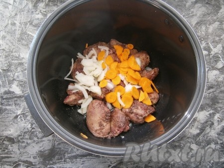 Морковь и лук очистить. Влить в чашу мультиварки растительное масло, выставить программу "Жарка" на 20 минут. Через 5 минут, когда масло нагреется, выложить куриную печень. Жарить её до румяности с одной стороны, после чего перевернуть и дать зарумяниться с другой стороны. Для обжаривания печени в мультиварке понадобится минут 10. Затем добавить к печени нарезанный тонкими четвертинами лук и нарезанную тонкими кружочками (или полукружочками) морковь, перемешать и обжаривать, иногда перемешивая, до окончания программы.
