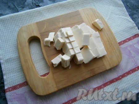 В этот раз я варила суп с плавленным сырком, его я нарезала на маленькие кубики. Можно взять и пастообразный плавленный сыр.&nbsp;