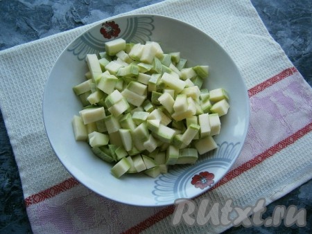 Если у кабачка толстая кожура её нужно срезать, тонкую кожуру можно оставить. Если у кабачка крупные семечки, их нужно будет удалить, мелкие семечки можно оставить. 200 грамм подготовленного кабачка нарезать на небольшие кубики.