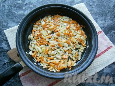 Обжарить овощи на среднем огне, помешивая, до мягкости и лёгкой золотистости лука (на обжаривание потребуется минут 6-7).