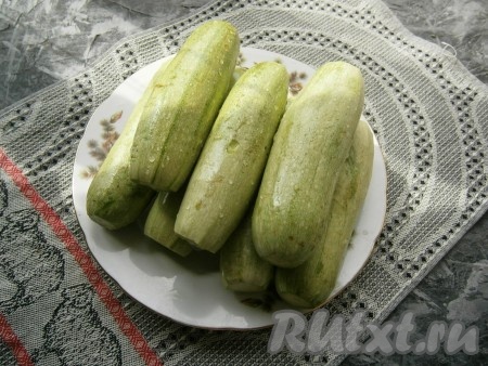 Кабачки хорошенько вымыть, обрезать края (молодые кабачки можно готовить, не очищая от кожуры).
