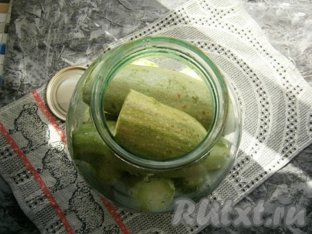 Заполнить банку подготовленными кабачками. Укладывать их нужно вертикально и плотно. Если верхняя часть банки окажется пустой, один кабачок можно разрезать пополам и заполнить пустоту.
