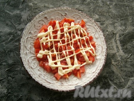 Нанести сверху сеточку из майонеза.