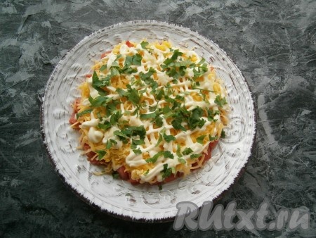 Украсить сверху салат измельченной зеленью петрушки.
