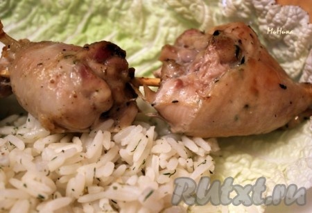 Очень вкусно подать кусочки шашлыка с рисом на гарнир.