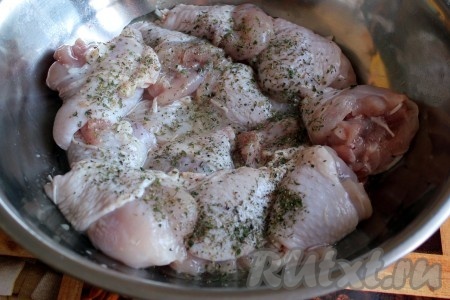 Филе из куриных голеней залить оливковым или другим растительным маслом, посыпать ароматными травами («немецкими травами»), перемешать и дать постоять пол часа - час.