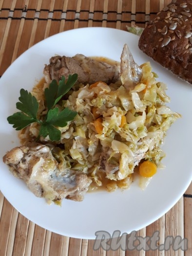 Куриные крылышки, тушёные с молодой капустой