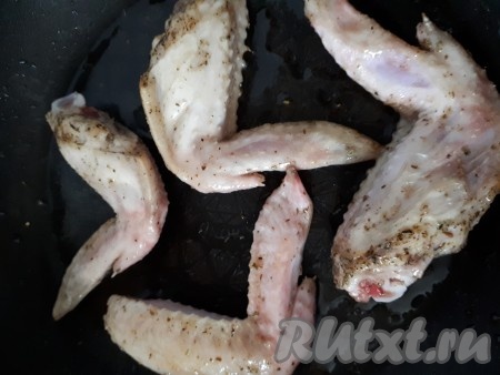 На сковороде разогреть растительное масло, обжарить в несколько заходов крылышки с двух сторон на среднем огне. 
