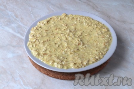 Выложить овсяное тесто и разровнять его. 