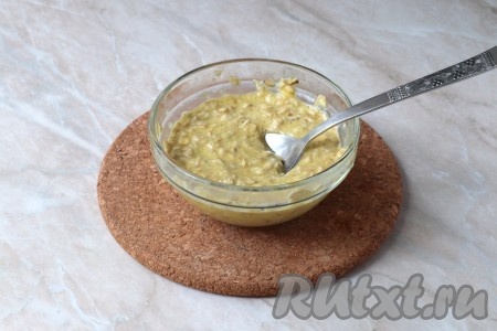 Получившуюся массу тщательно перемешать. По консистенции она должна напоминать густую сметану.&nbsp;
